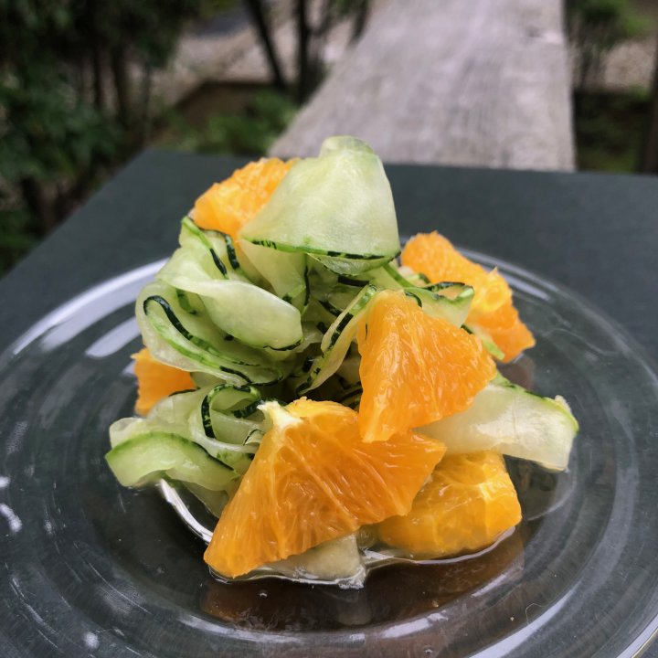 伝統野菜「かわずうり」とオレンジのサラダ