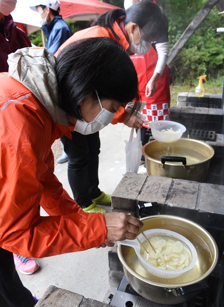 新ショウガ甘酢漬け作りに挑戦する参加者のようす