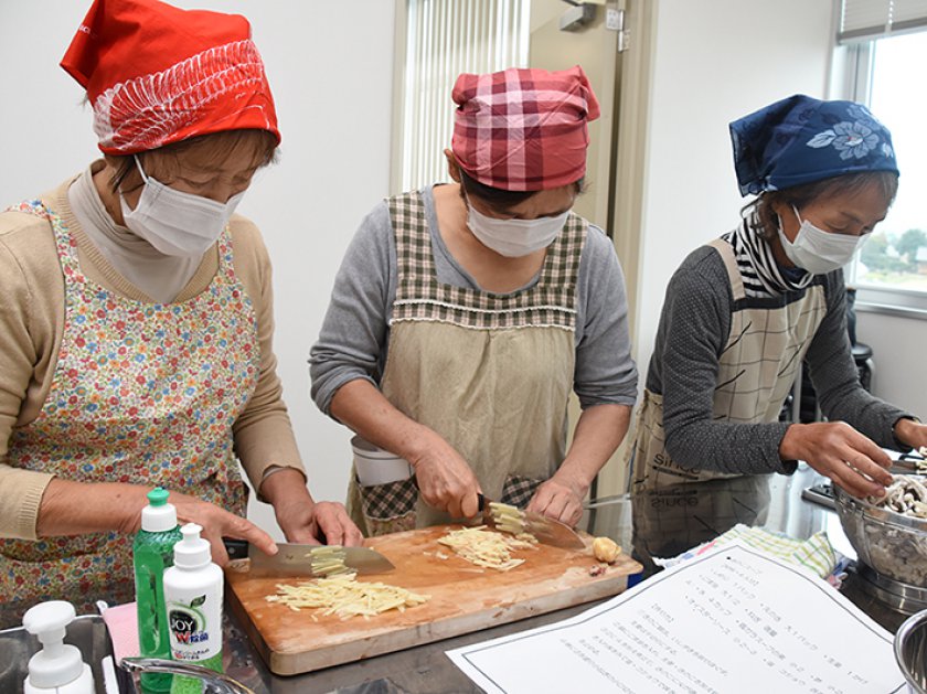 越前しょうがをみじん切りにしているようす