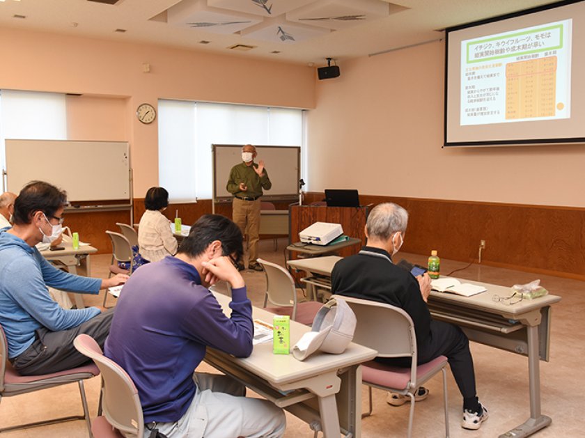 果樹の栽培について学ぶ参加者ら