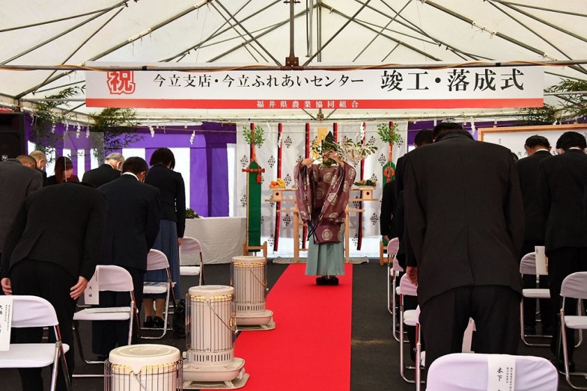 竣工・落成式に参列する関係者