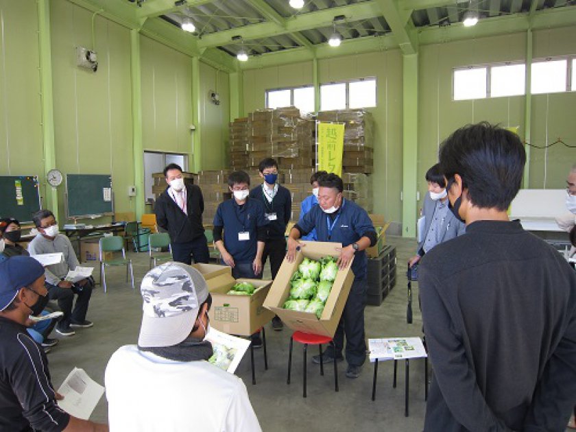 出荷体制と規格、収穫時の注意点を説明する青山営農指導員