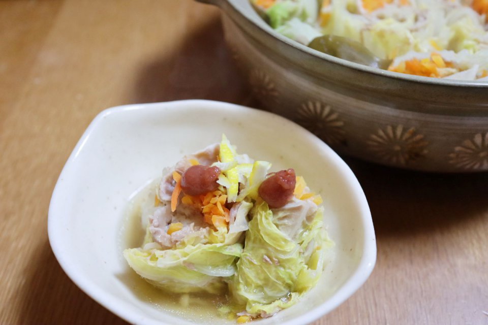 白菜ロール鍋　梅肉添え