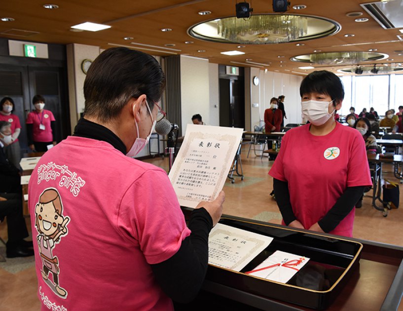 ショウガ畑コンテスト大きな畑の部で表彰される東部エリアの前田弥生さん㊨
