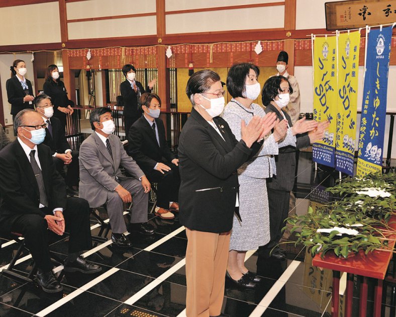 玉串を捧げるジンジャーガールズ部会の代表者