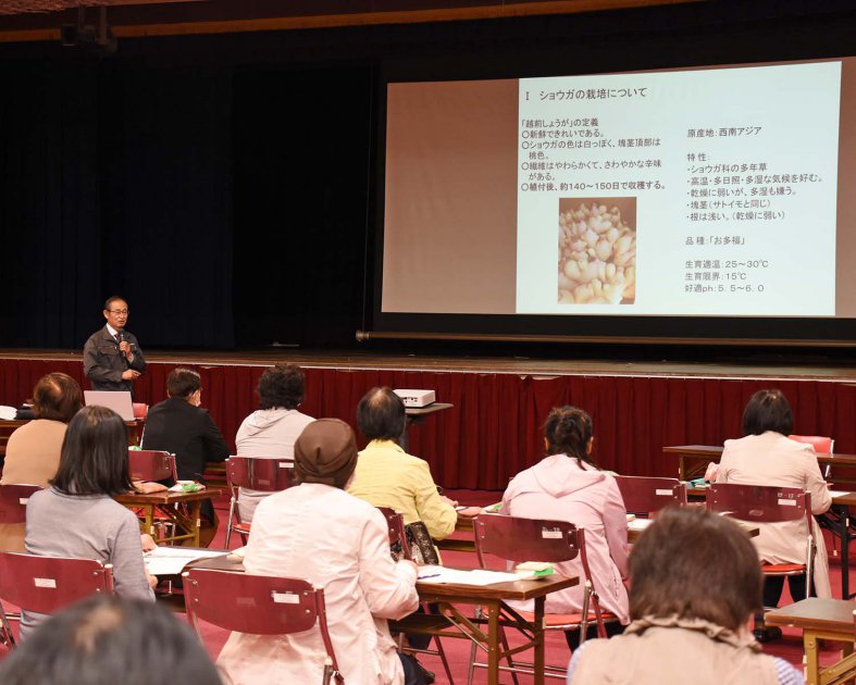 講習会で栽培管理について説明する嶋田奥左ェ門顧問