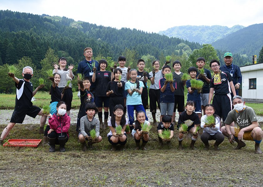 みんなで協力しながら、下宇坂小学校の敷地内の圃場で植え付けました