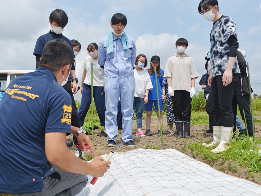 JA福井基幹支店営農部営農指導課の担当者㊧が植え方を実演しながら教えました