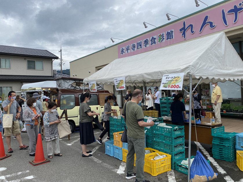 直売所前の特設テントで即売会を行うようす