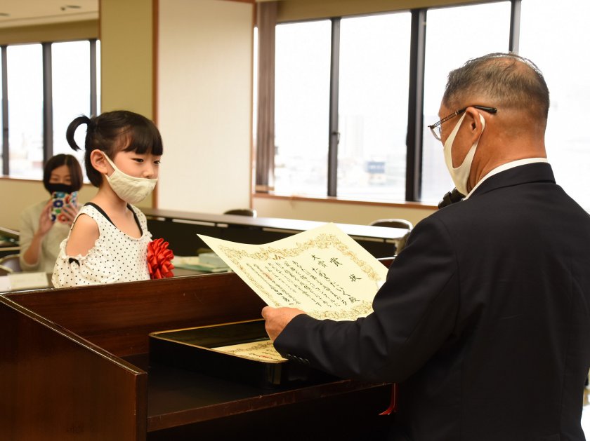 表彰式でJAバンク福井県信連の冨田勇一会長㊨から賞状が渡されるようす