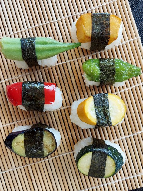 ズッキーニやパプリカなど色とりどりの夏野菜を使った握り寿司