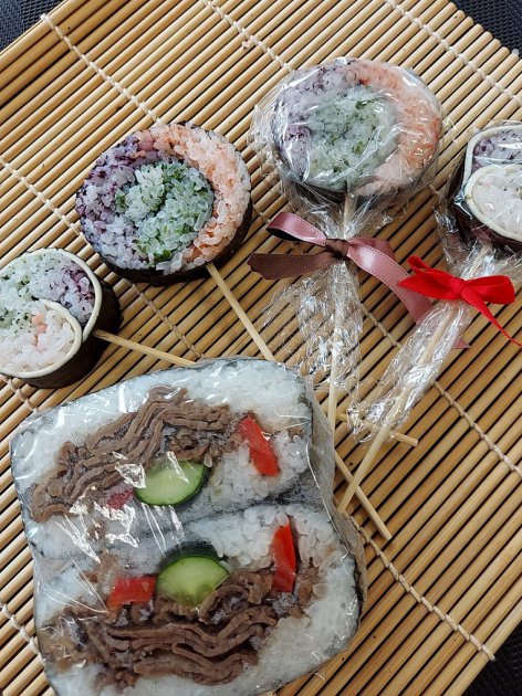 ペロペロキャンディー風の飾り巻き寿司と、おにぎらず(㊦)