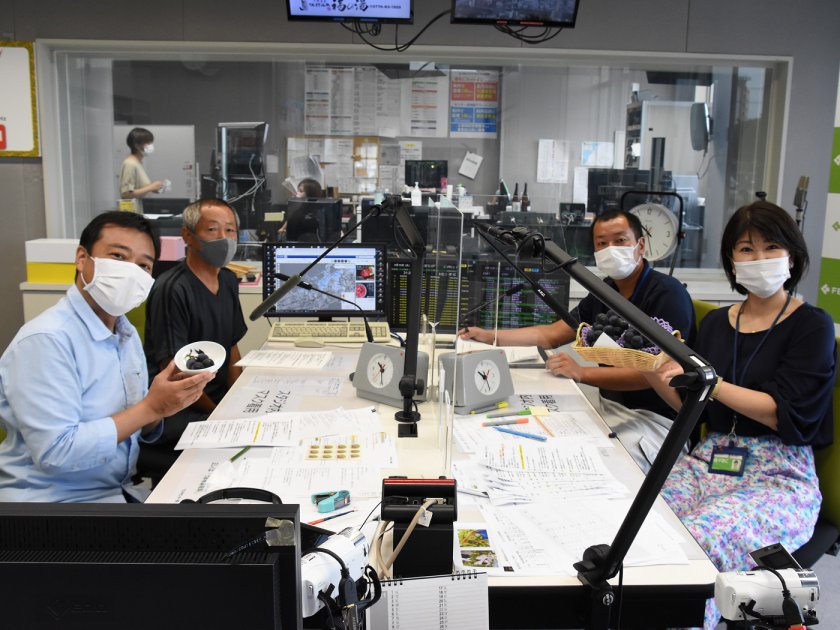 葡萄について話した辻会長（左から2番目）と秋元主任（左から3番目）