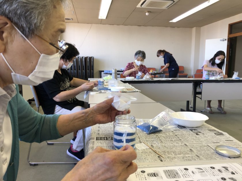 自分の好きな色の砂を自由に入れました