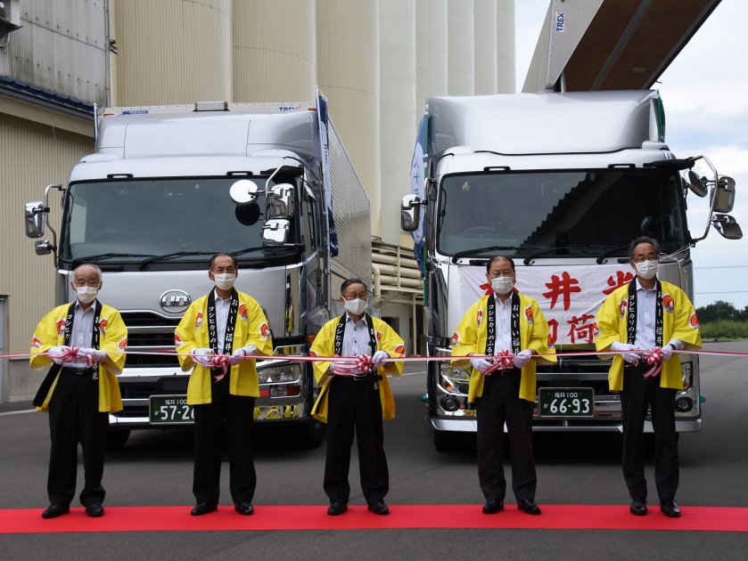 テープカットで初出荷を祝う参加者
