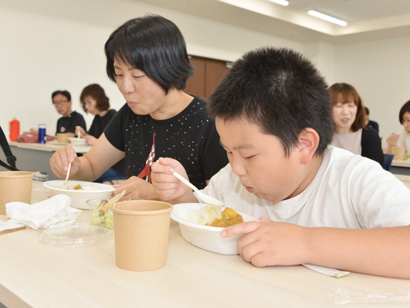 部会メンバーが用意した越前しょうがたっぷりの料理を楽しむ参加者