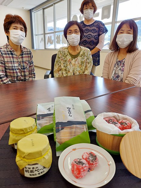 お取り寄せした3品のおやつを楽しんだ参加者ら