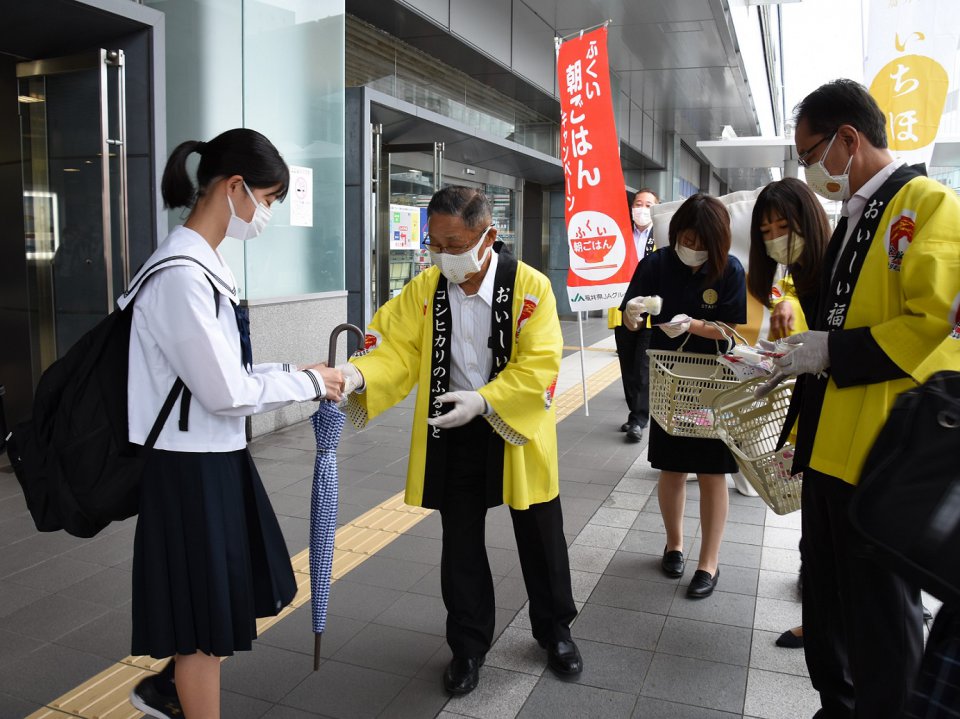 いちほまれの新米おにぎりを県内一斉に配布