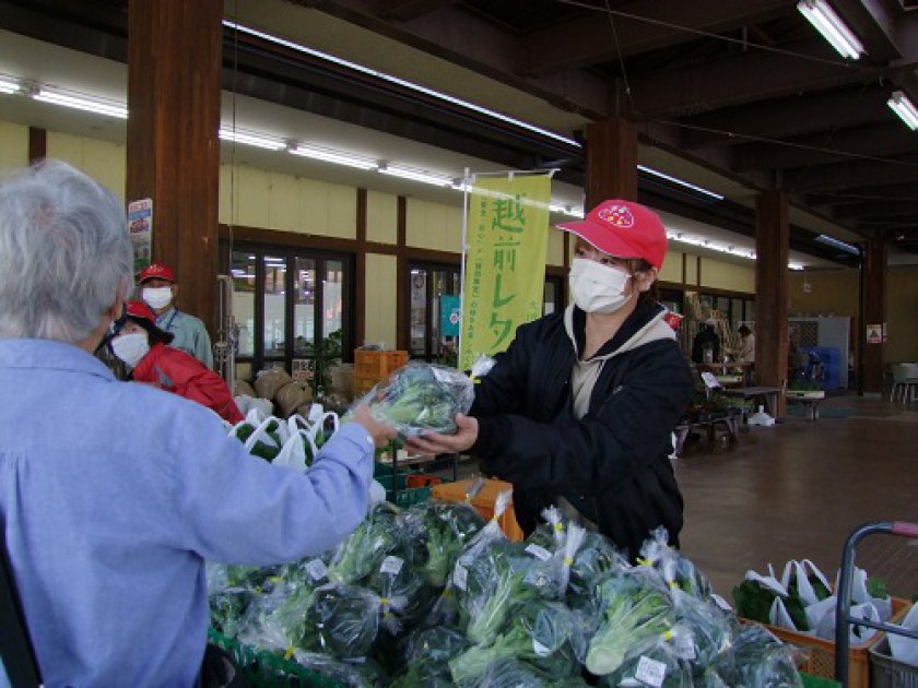 会話しながら対面販売する生産者