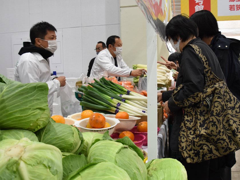 旬を迎えた県内産農産物を販売するJA職員