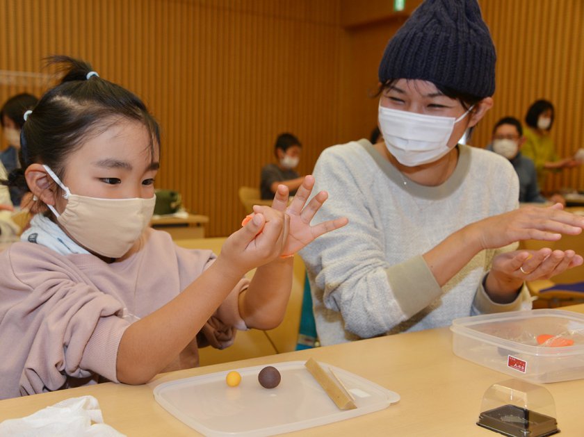 講師に手ほどきを受けながら、上生菓子を作りました