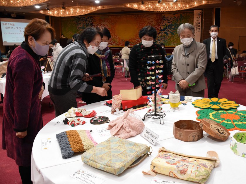 会場内の作品展示コーナーを見て回る参加者