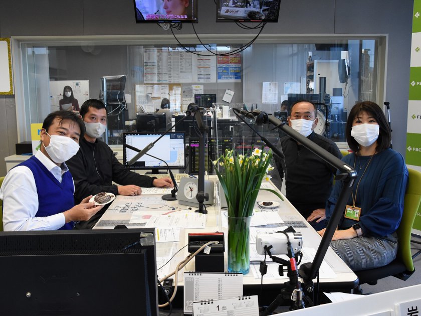 越前水仙について話した滝本さん（写真左から3番目）、渡邉係長（写真左から2番目）