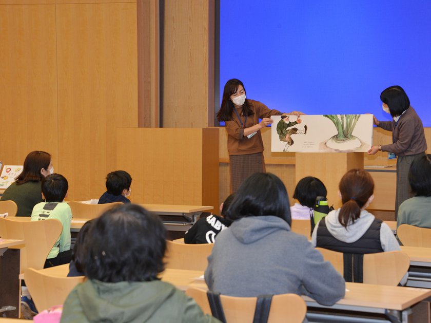 福井県立図書館の司書による絵本の読み聞かせのようす