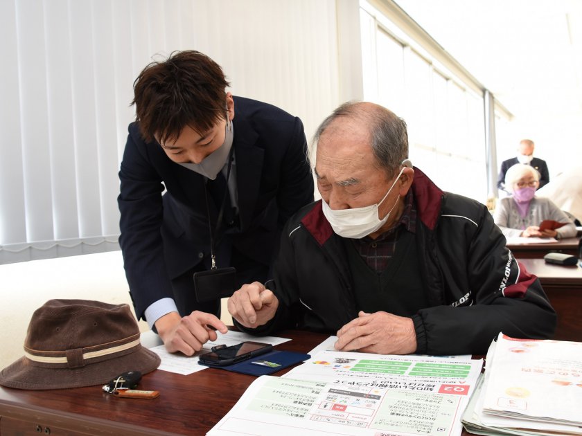 JA美山支店の職員から使い方を学ぶ参加者