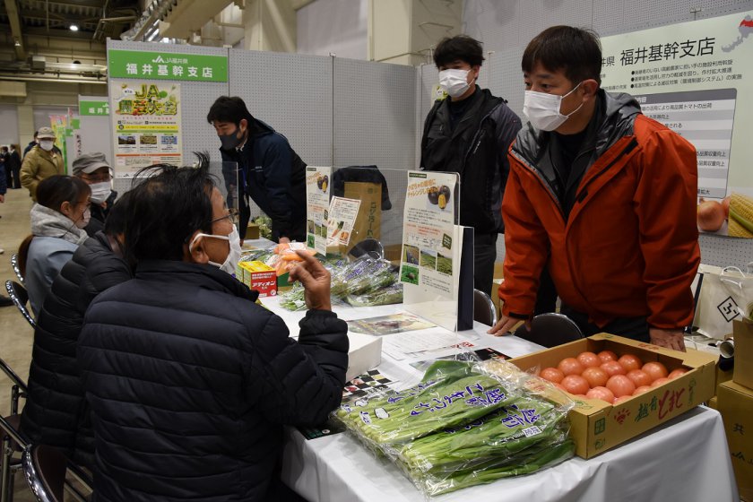 JA福井基幹支店ブースで相談を受けるJA営農指導員ら