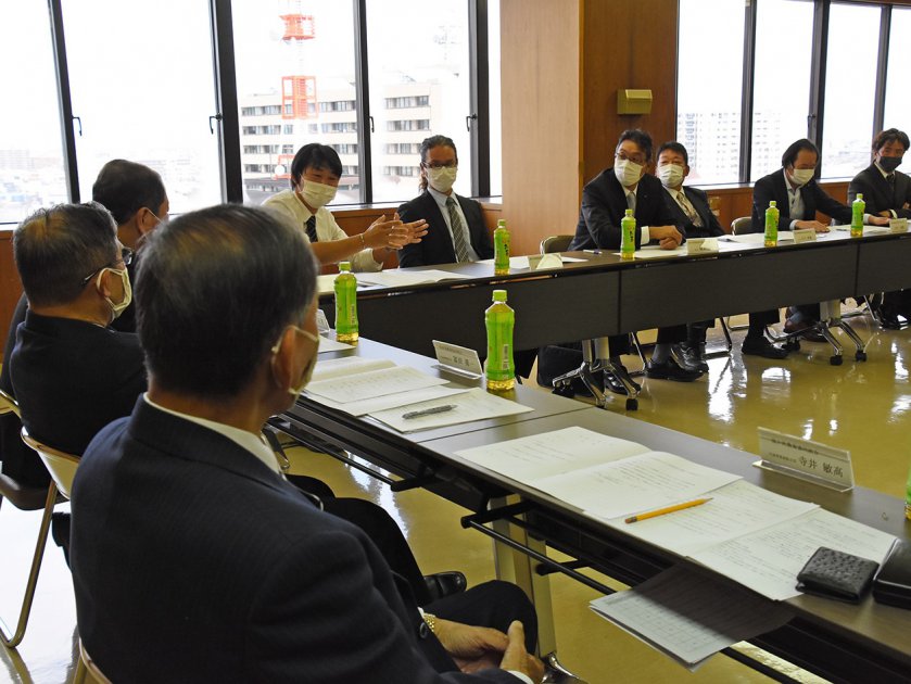 役員ら（写真手前）に意見・要望を伝えるJA福井県青壮年部の代表者