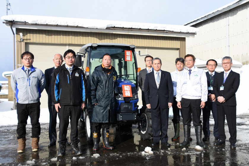 農事組合法人主計中生産組合さまへトラクタを納めるようす（※撮影時のみマスクを外しています）