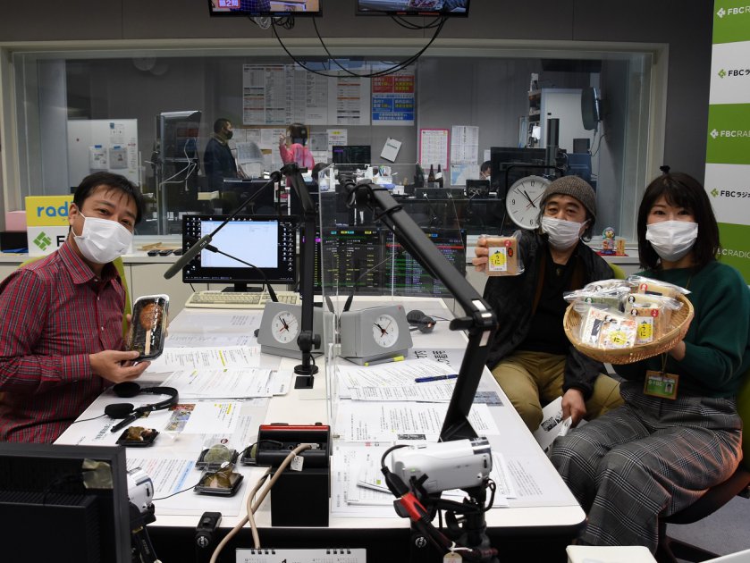 喜ね舎餅について話した田中さん(真ん中)