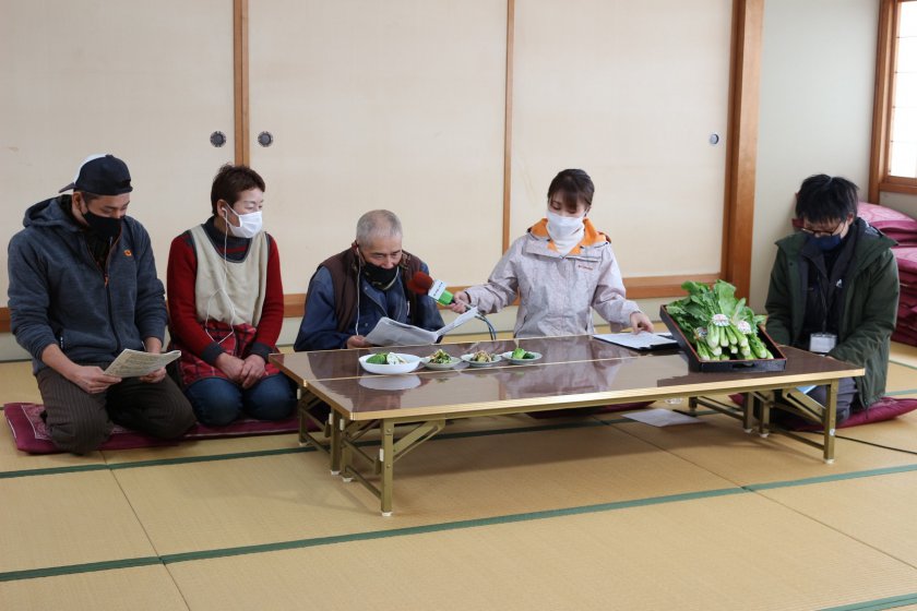 勝山水菜出荷組合の伊藤佐一郎組合長ら家族とJA勝山南支店の辻勇樹さんが出演