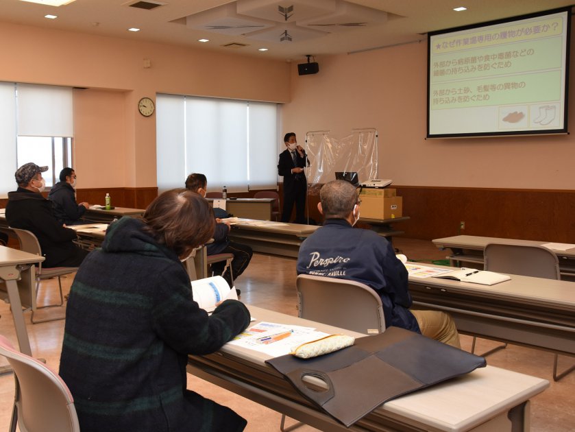 メモをとりながら食品衛生管理について学ぶ参加者ら