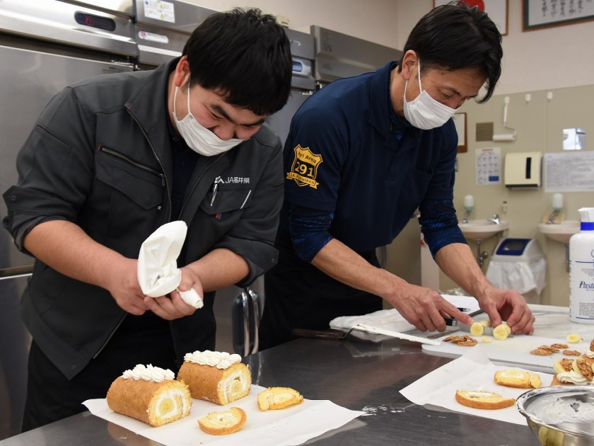 福井製菓専門学校にて金ゴマを使ったロールケーキ作りを体験する営農指導員