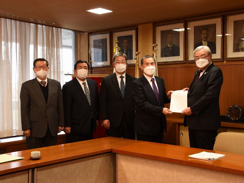 今後の水田農業対策に関する要請書を東村市長㊨に手渡すようす