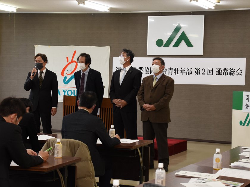 挨拶するJA青壮年部の役員