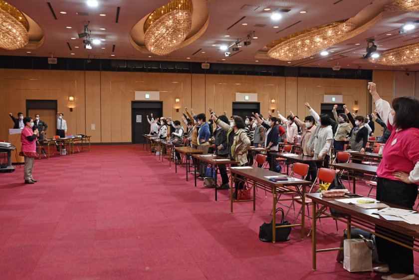 講習会の最後に「頑張ろう」を三唱する参加者ら