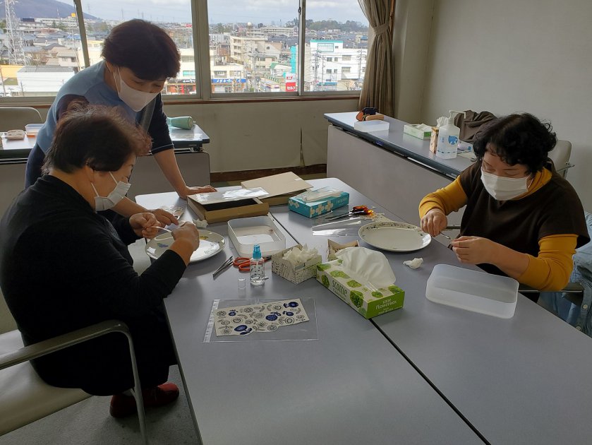 柄の配置に悩みながら作品づくりに取り組む参加者