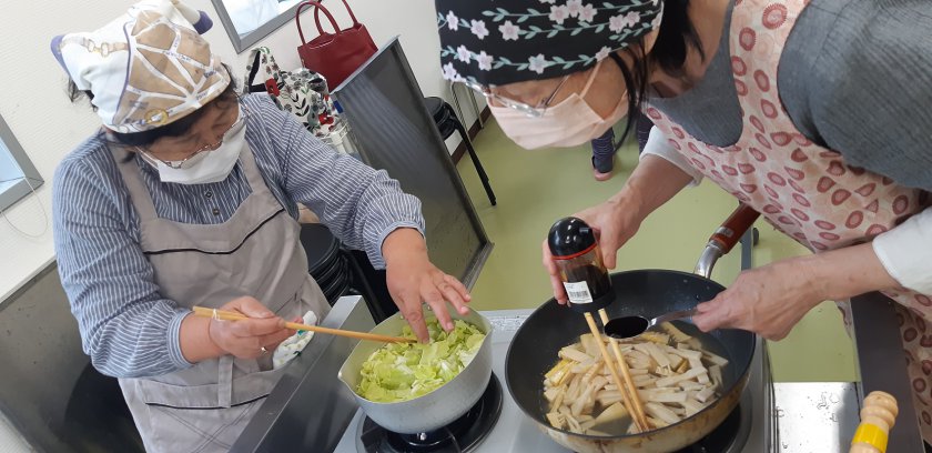 手際よく調理するようす