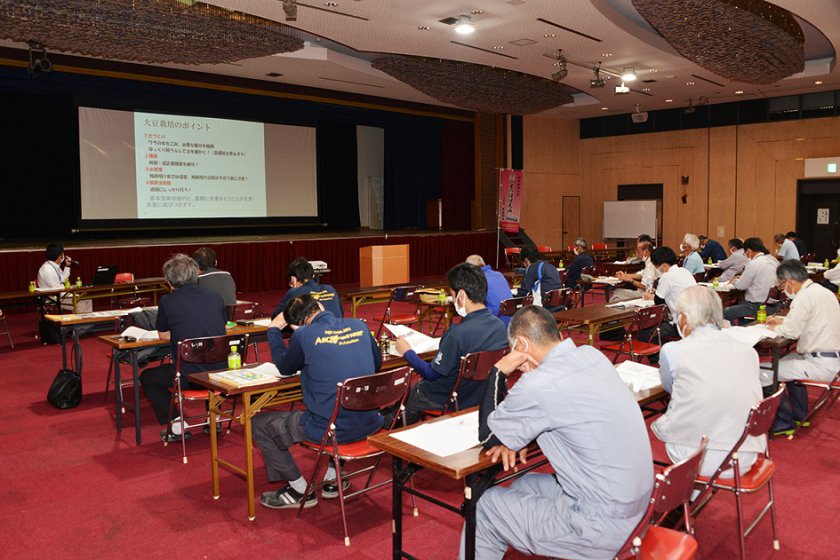 大豆の栽培について学ぶ参加者