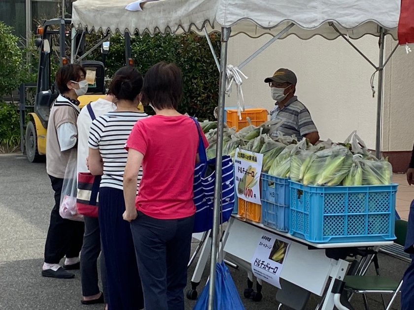 店舗前に特設テントが設置され、販売会が開かれました