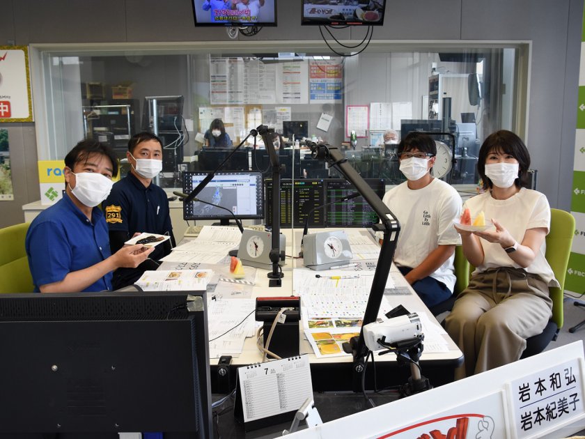 金福・銀福すいかについて説明する平林さん(左から3番目)、牧野係長(左から2番目)
