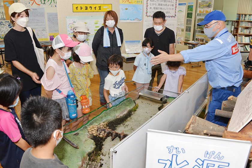 「わくわくRiver CAN」で説明を受ける参加者