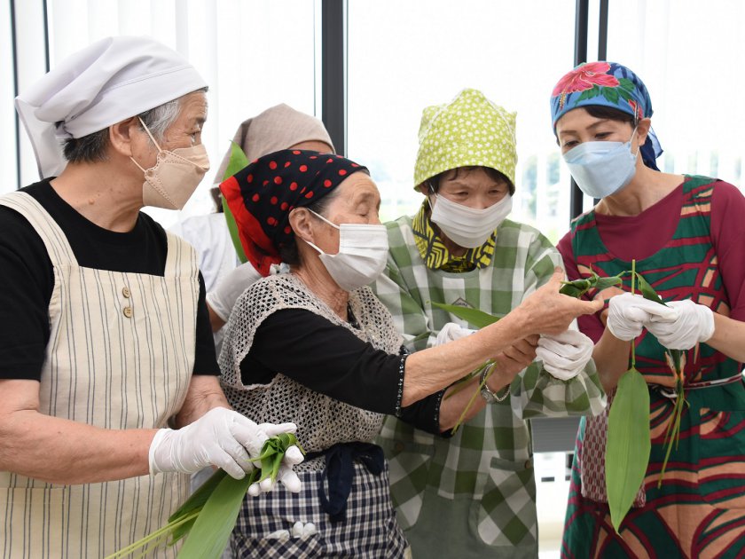 講師から笹の巻き方を教えてもらう参加者