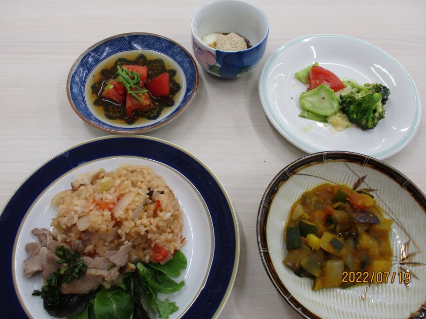 19日に作った、豚肉とトマトの炊き込みご飯、夏野菜の煮物、トマトとブロッコリーのオーブン焼き、トマトのお浸し、米粉ブラマンジェ