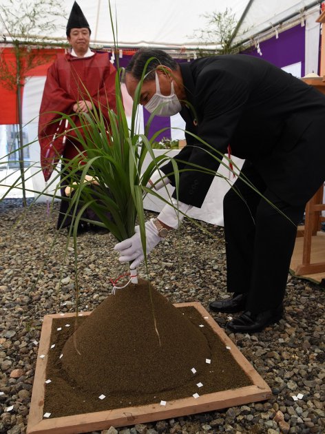 地鎮の儀で苅り初めの儀を行う寺井副組合長