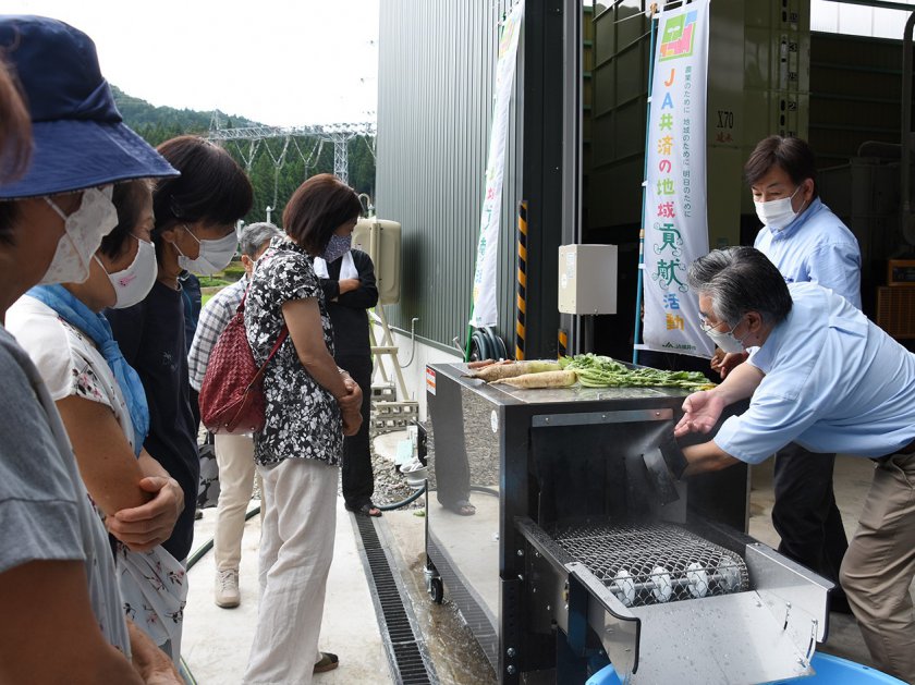 ショウガ用の洗浄機について説明を受ける参加者のようす