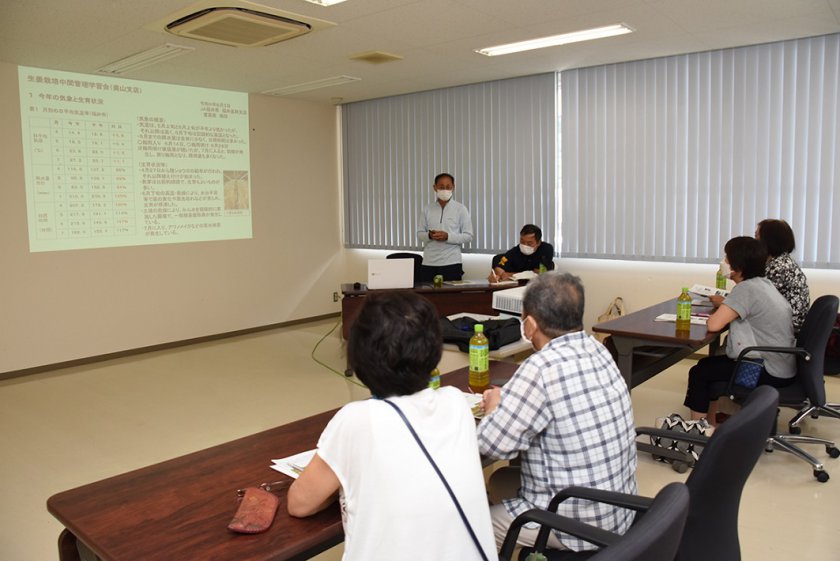 嶋田顧問がショウガの中間管理について説明しました